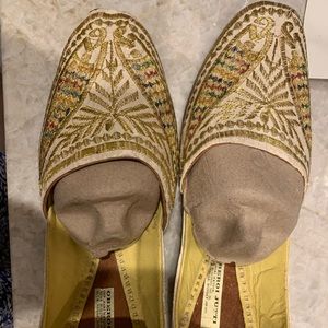 Unisex handmade Indian Juttis.